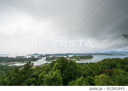 高舞登山展望台から小さな島々が浮かぶ天草松島、天草五橋を望む 91261941
