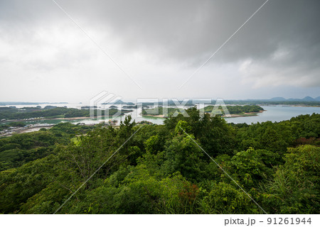 高舞登山展望台から小さな島々が浮かぶ天草松島、天草五橋を望む 91261944