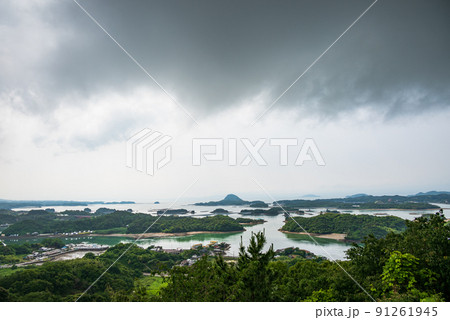 高舞登山展望台から小さな島々が浮かぶ天草松島、天草五橋を望む 91261945