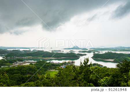 高舞登山展望台から小さな島々が浮かぶ天草松島、天草五橋を望む 91261948