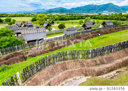 佐賀県 吉野ヶ里遺跡　～倉と市（南内郭から俯瞰）～ 91263356