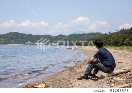 浜辺でたたずむ男性 beach 浜辺でたたずむ男性 beach 91263378
