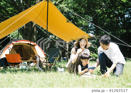家族でキャンプをする家族・ファミリーキャンプ 91263527