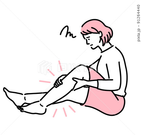 足のむくみに悩んでいる若い女性 91264440