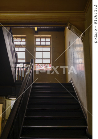 大正時代に造られたレトロなビルの階段 大正時代に造られたレトロなビルの階段 91265152