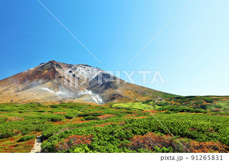 北海道　秋の青空と旭岳 91265831