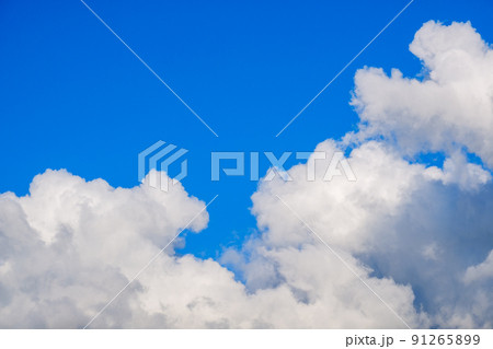 青空　空　雲　真夏の空　背景　背景素材　7月　コピースペース 91265899