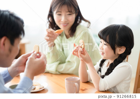クッキーを食べる家族 91266815