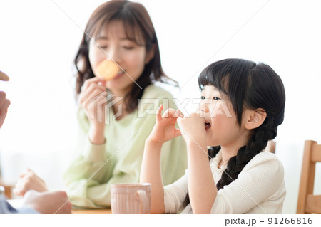 クッキーを食べる家族 クッキーを食べる家族 91266816