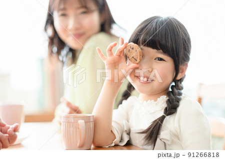 クッキーを食べる家族 91266818
