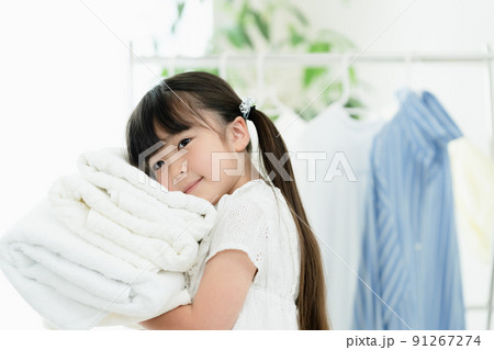 お手伝いをする女の子 91267274
