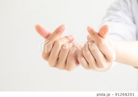 ラブサインをする手元 LOVE ラブサインをする手元 LOVE 91268201
