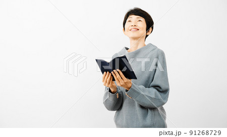 読書をするミドル女性 読書をするミドル女性 91268729