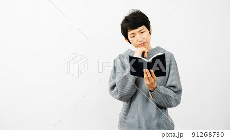 読書をするミドル女性 91268730
