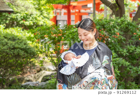お宮参りをする親子 赤ちゃん お宮参りをする親子 赤ちゃん 91269112