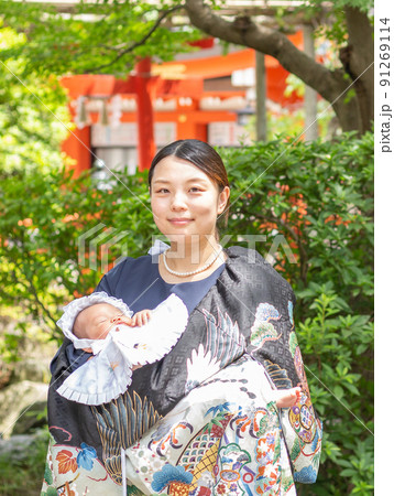 お宮参りをする親子 赤ちゃん お宮参りをする親子 赤ちゃん 91269114
