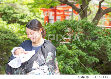 お宮参りをする親子　赤ちゃん 91269115