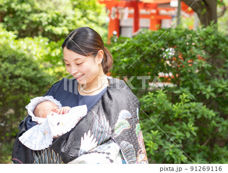 お宮参りをする親子　赤ちゃん 91269116