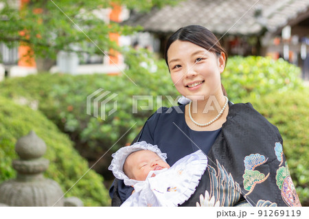 お宮参りをする親子 赤ちゃん お宮参りをする親子 赤ちゃん 91269119