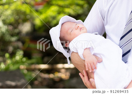 お宮参りをする親子　赤ちゃん 91269435
