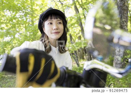 バイク女子イメージ 森でバイクにまたがる若い女性 バイク女子イメージ 森でバイクにまたがる若い女性 91269475