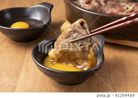 すき焼きを玉子で食す 91269489