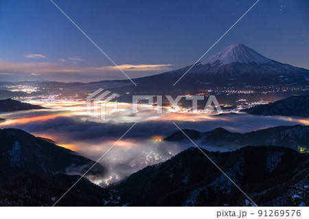 《山梨県》雲海に浮かぶ富士山・日本の絶景 91269576