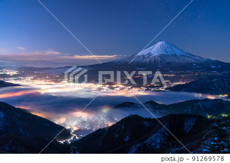 《山梨県》雲海に浮かぶ富士山・日本の絶景 《山梨県》雲海に浮かぶ富士山・日本の絶景 91269578