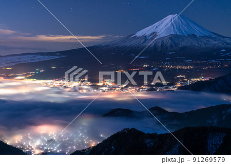 《山梨県》雲海に浮かぶ富士山・日本の絶景 91269579