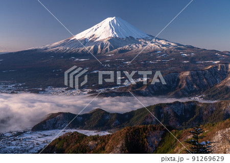 《山梨県》雲海に浮かぶ富士山・日本の絶景 91269629