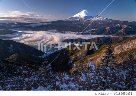 《山梨県》雲海に浮かぶ富士山・日本の絶景 91269631