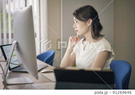 女性 デスクワーク 夏 女性 デスクワーク 夏 91269646
