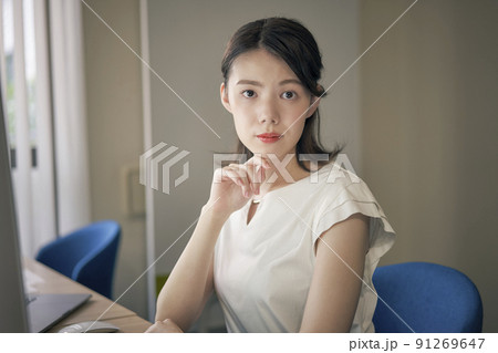 女性 デスクワーク 夏 女性 デスクワーク 夏 91269647