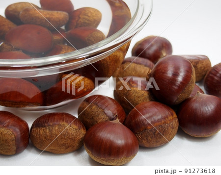 栗の皮を剥きやすくするため水に浸ける 91273618