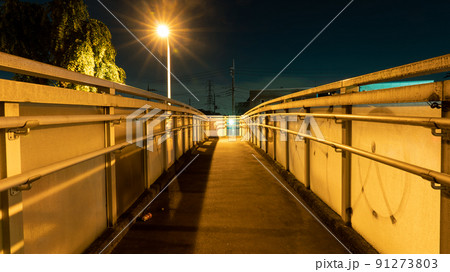 ナトリウムランプ下の歩道橋 ナトリウムランプ下の歩道橋 91273803