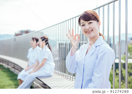 白衣を着た医療従事者の女性(医師・OK) 白衣を着た医療従事者の女性(医師・OK) 91274289