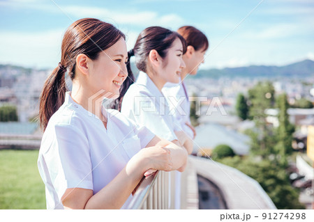 病院の屋上にいる白衣姿の医者と看護師（横顔） 91274298