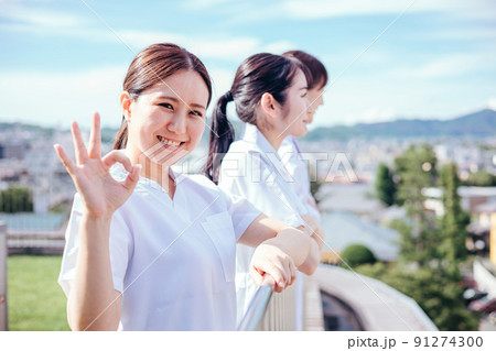 病院の屋上にいる白衣姿の医者と看護師（OK） 91274300