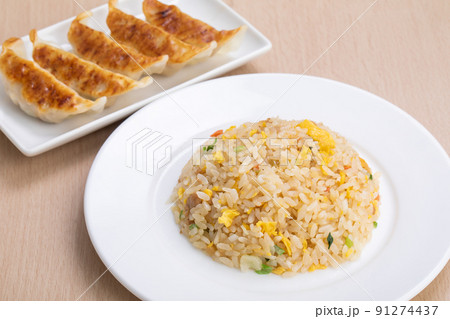 チャーハンと餃子 Fried rice and dumplings チャーハンと餃子 Fried rice and dumplings 91274437