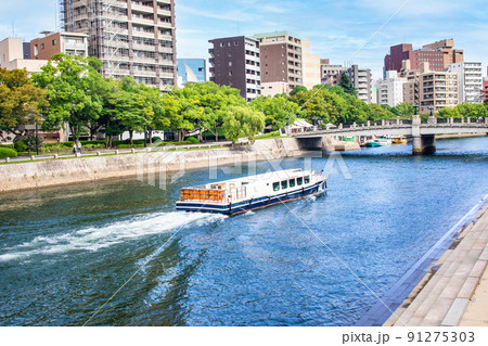 平和記念公園・原爆ドーム前の元安川風景です。宮島行世界遺産巡り遊覧船が発着します。広島県 91275303