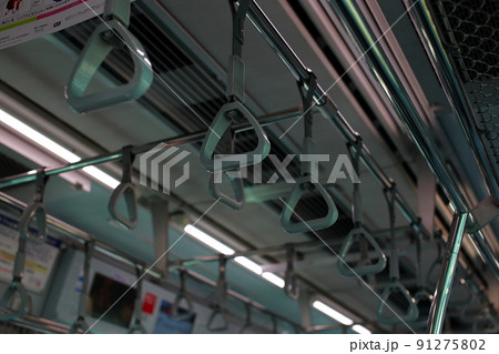 電車の吊り革 電車の吊り革 91275802