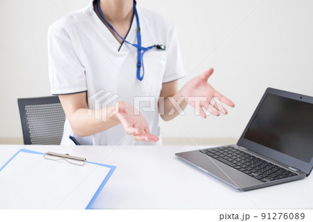 病院でコミュニケーションをする医療従事者 病院でコミュニケーションをする医療従事者 91276089