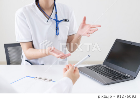 医師や看護師が連絡、報告、会議をしている 医師や看護師が連絡、報告、会議をしている 91276092