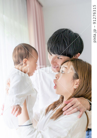 赤ちゃんを抱っこする両親 赤ちゃんを抱っこする両親 91276315