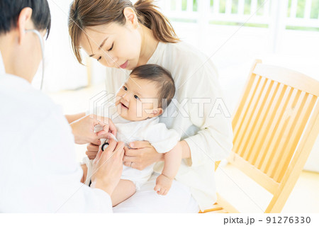 赤ちゃんを診察する医師　小児科医　乳幼児検診 91276330