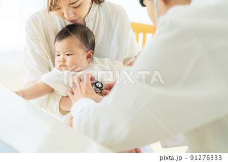 赤ちゃんを診察する医師　小児科医　乳幼児検診 91276333