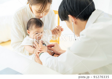 赤ちゃんを診察する医師　小児科医　乳幼児検診 91276335