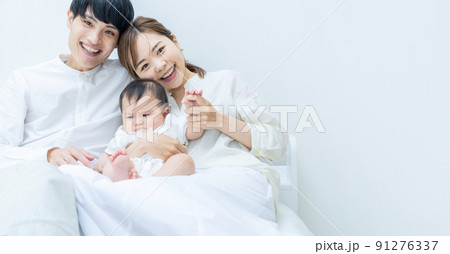 赤ちゃんと両親のポートレート 91276337