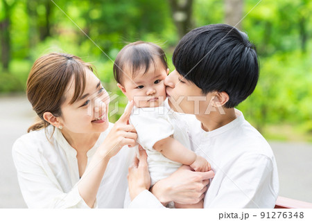 緑の中の赤ちゃんと両親 緑の中の赤ちゃんと両親 91276348