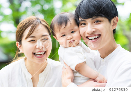 自然を背景に笑う赤ちゃんと両親 自然を背景に笑う赤ちゃんと両親 91276350